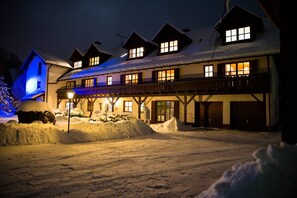 Front of property - evening/night - Pension Aufeld (Landsberg am Lech)