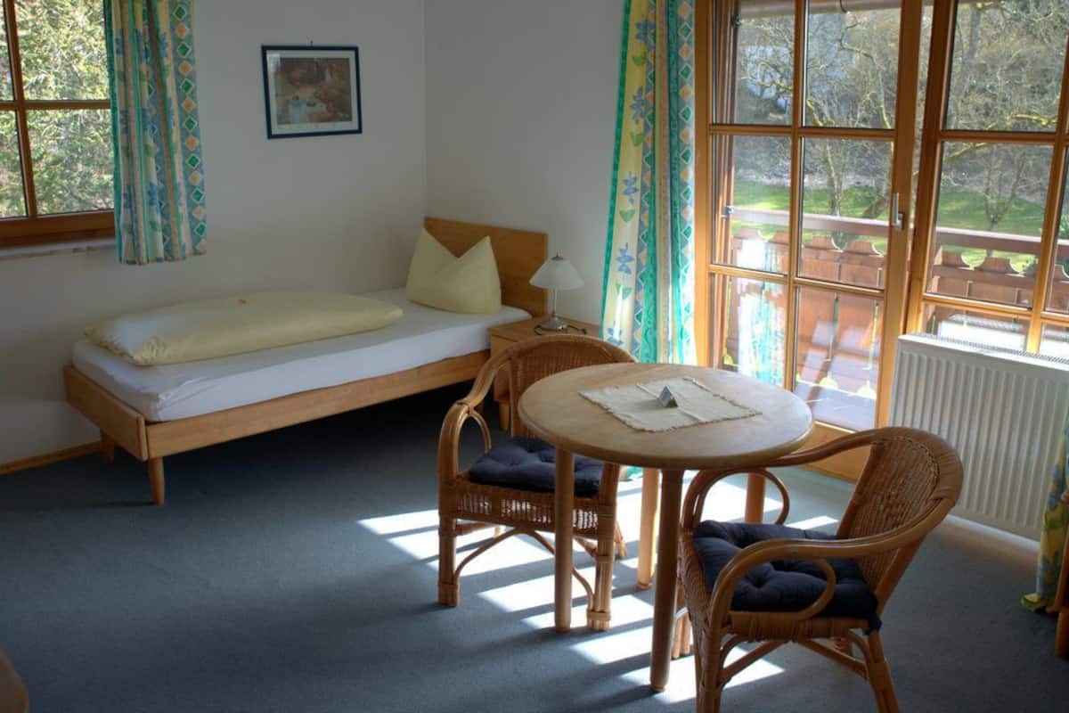 Single Room | Desk, free cots/infant beds, free WiFi, bed sheets