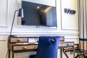 Standaard Twin kamer, 2 eenpersoonsbedden, uitzicht op de stad | Een minibar, een kluis op de kamer, een bureau, verduisterende gordijnen