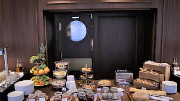 Desayuno completo (EUR 9 por persona)