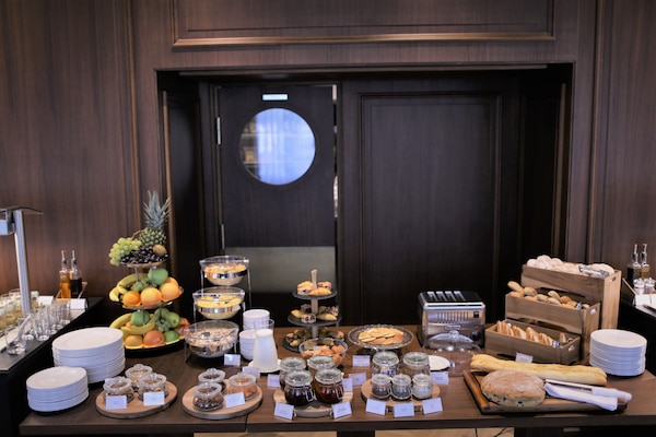 Tägliches großes Frühstück (9 EUR pro Person)