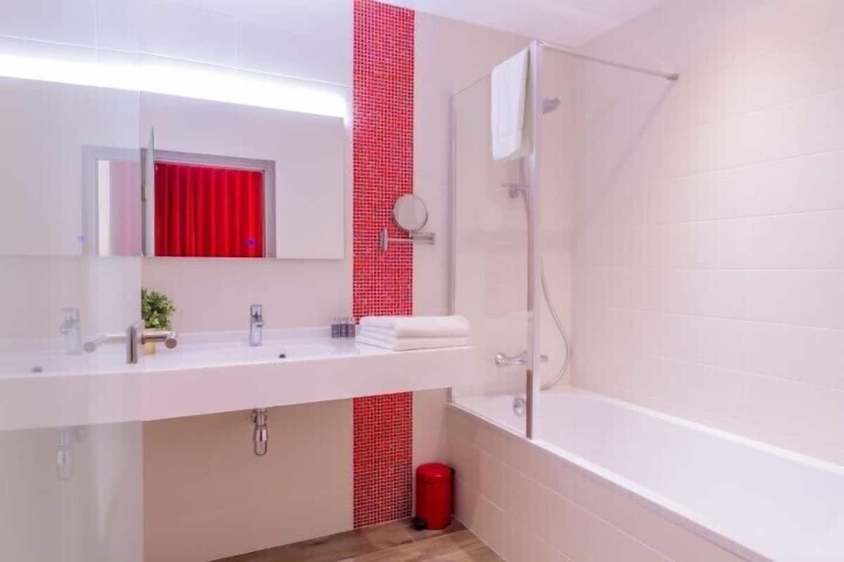 Chambre Lits jumeaux Superieure | Phòng tắm | Đồ dùng nhà tắm miễn phí, máy sấy tóc, khăn tắm, xà phòng