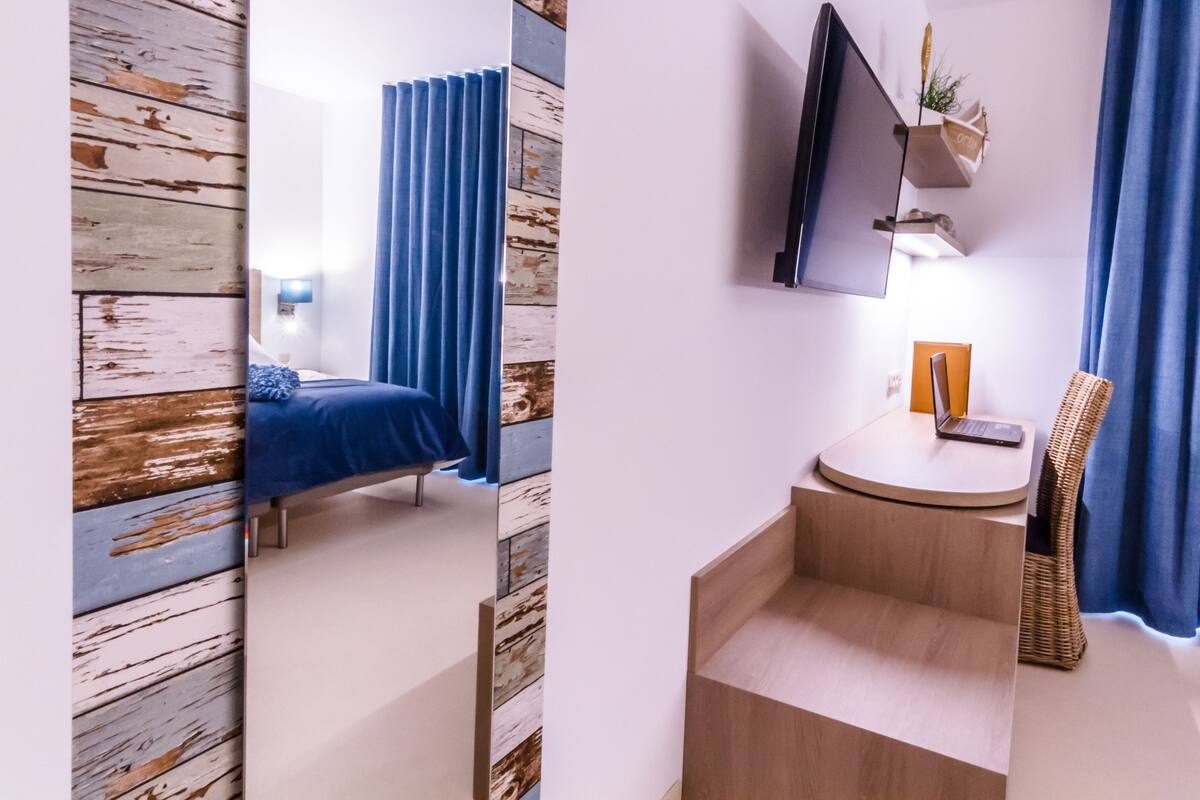 Ropa de cama de alta calidad y caja de seguridad en la habitación 