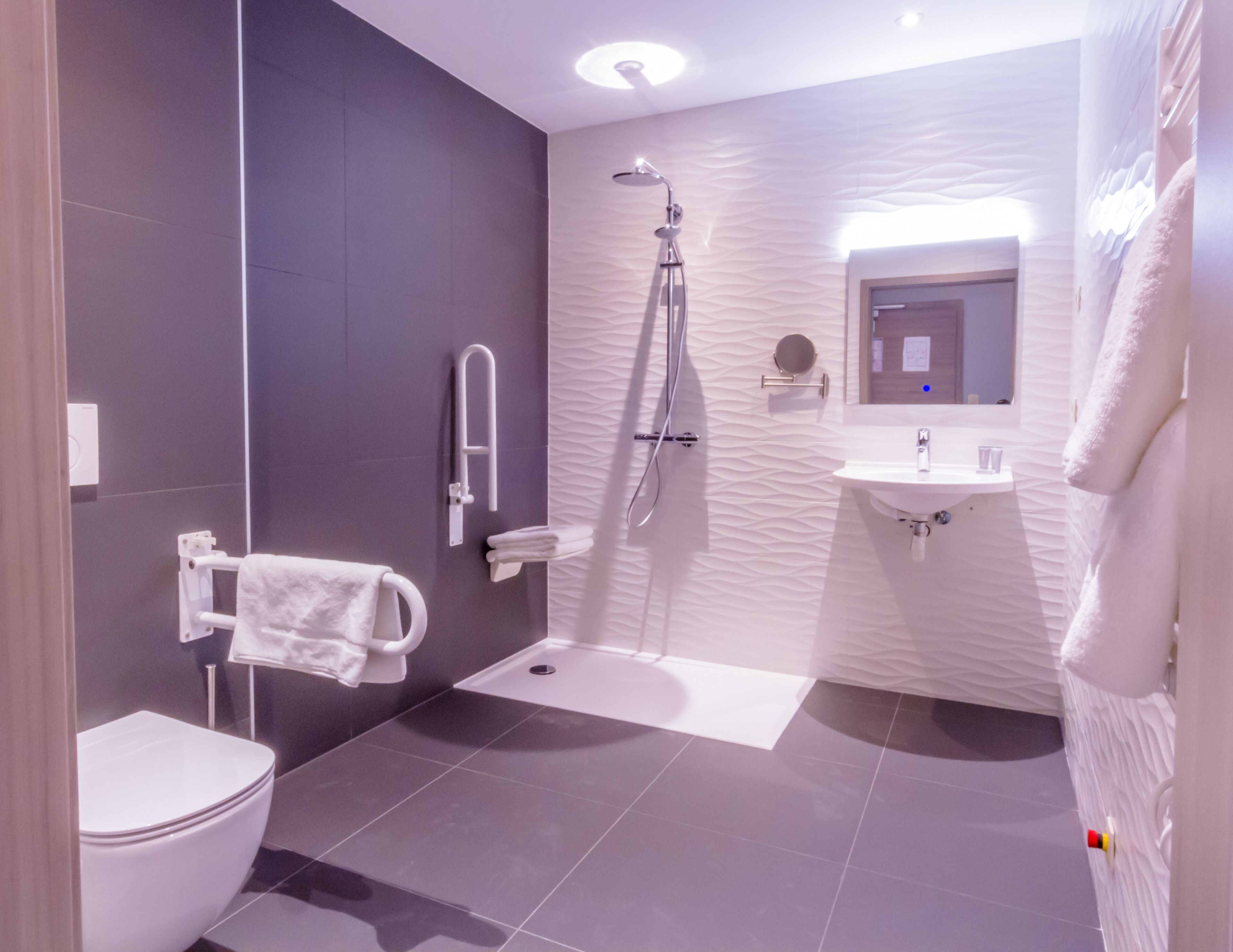 Chambre Single Basic | Baño | Artículos de higiene personal gratuitos, secador de pelo y toallas