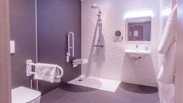 Chambre Single Basic | Baño | Artículos de higiene personal gratuitos, secador de pelo y toallas
