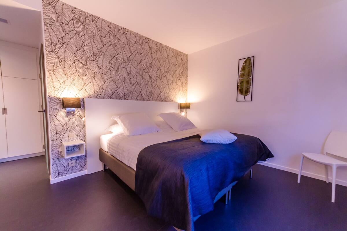 Ropa de cama de alta calidad y caja de seguridad en la habitación 