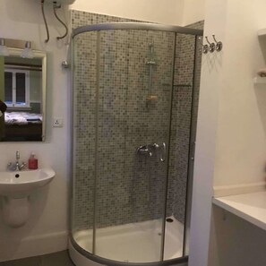 Apartamento, 1 quarto (Flat 4) | Banheiro | Chuveiro, produtos de toalete grátis, toalhas de banho, sabonete