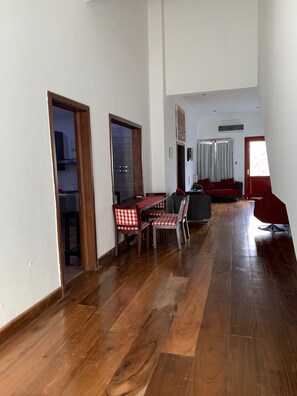 Apartamento, 1 habitación (Flat 1) | Zona de estar | Una televisión LCD