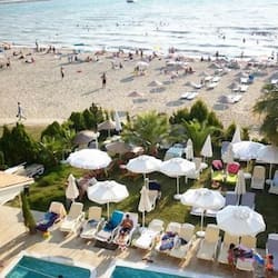 Privatstrand, Liegestühle, Sonnenschirme
