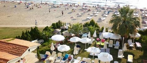 Praia particular, espreguiçadeiras, guarda-sóis