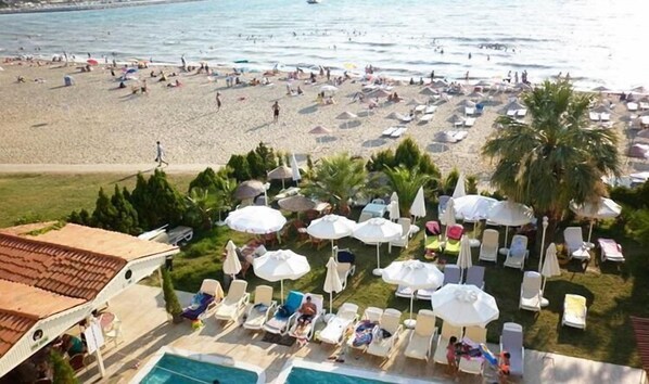 Private beach, sun loungers, beach umbrellas - Otel Keskin (Edremit)