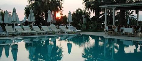 Inomhuspool, utomhuspool, parasoller och solstolar