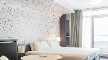 Departamento junior, 1 cama King size | Caja de seguridad en la habitación y cortinas blackout