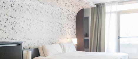 Junior Apartment, 1 King Bed | In-room safe, blackout drapes, iron/ironing board, free WiFi