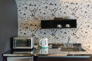 Junior Apartment, 1 King Bed | Private kitchenette | Fridge, oven, stovetop, electric kettle - Daiban Flats Palermo Hollywood (Buenos Aires)
