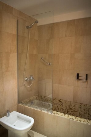 Junior-Apartment, 1 King-Bett | Badezimmer | Duschwanne, Komfortbadewanne, Regendusche, kostenlose Toilettenartikel
