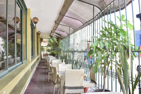 Lunch and dinner served