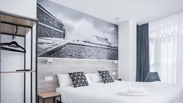 Een kluis op de kamer, een bureau, een laptopwerkplek