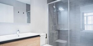 淋浴设施、吹风机、毛巾