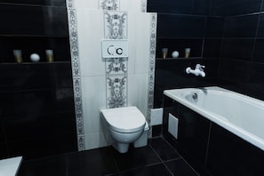 Deluxe Villa | Bathroom | Combined shower/bathtub, free toiletries, hair dryer, bathrobes - White Villas (Kobleve)