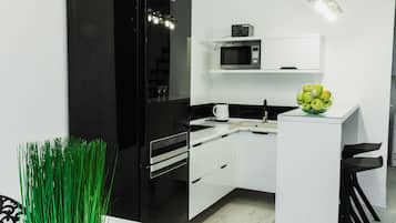 Deluxe Villa | Dapur peribadi | Peti sejuk/penyejuk beku saiz penuh, ketuhar gelombang mikro, ketuhar