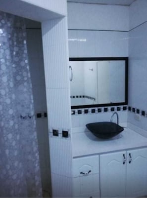 Shower, free toiletries, towels - Gran Hotel Valvanera Girardot (Girardot)