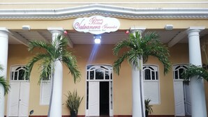 Vista frontal de la propiedad