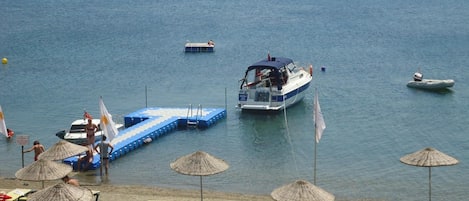 Trên bãi biển, xe đưa đón đến bãi biển miễn phí, thuyền máy