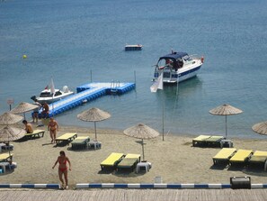 Plage, navette gratuite vers la plage, navigation en bateau à moteur