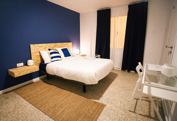 Habitación doble, baño compartido | Escritorio y wifi gratis 