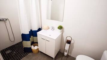 Ducha, artículos de higiene personal gratuitos y secador de pelo