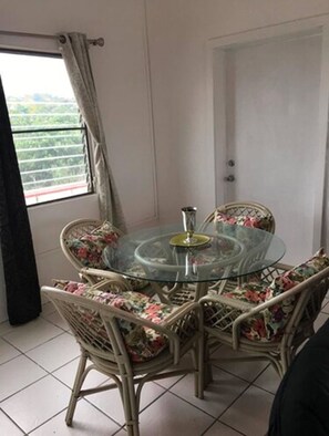 Basic-Apartment, 1 Schlafzimmer, Küche | Essbereich im Zimmer
