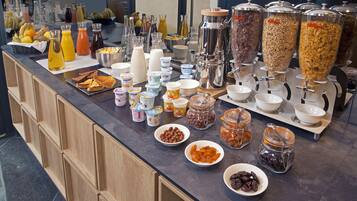 Desayuno buffet todos los días (EUR 20 por persona)