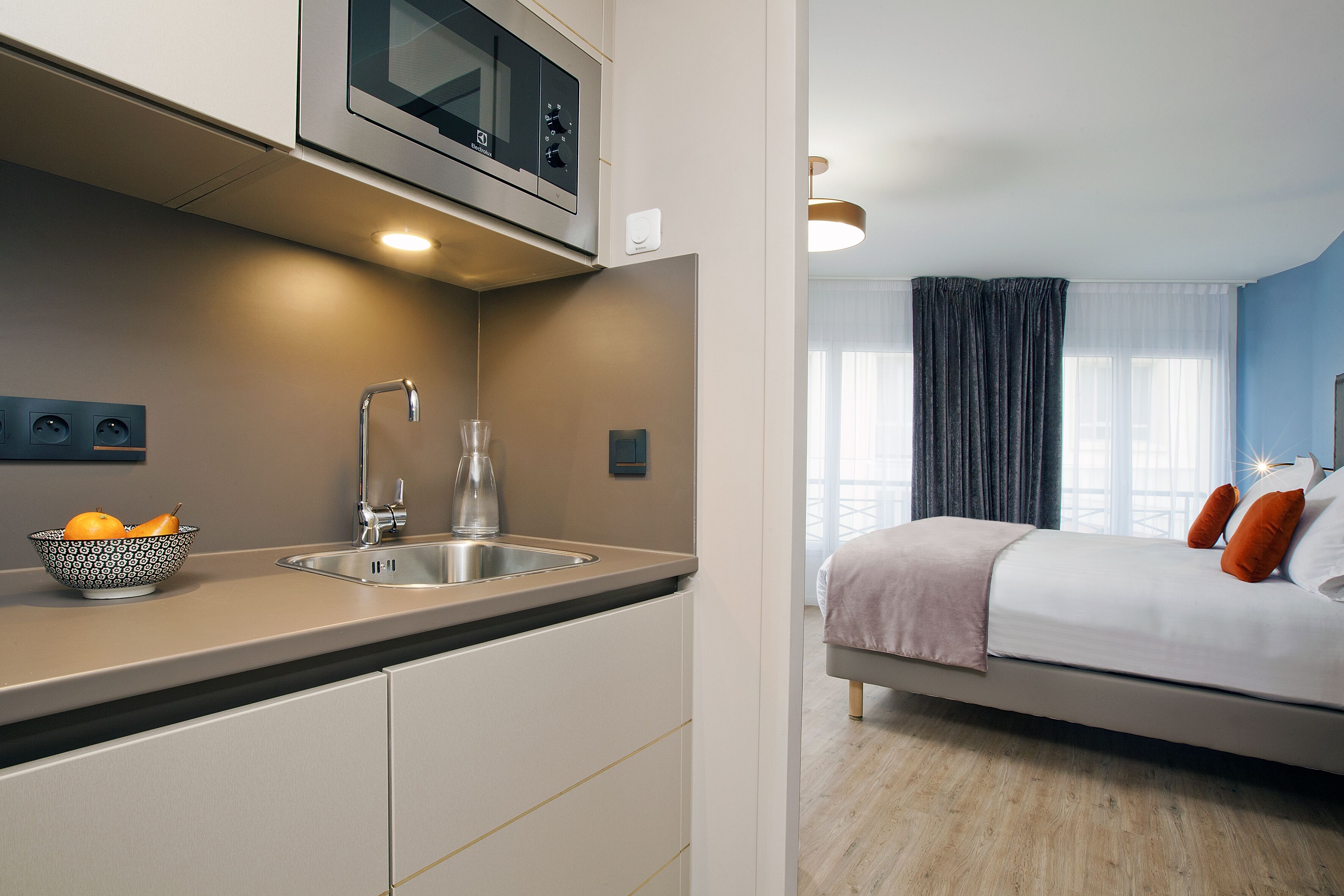 Een minikoelkast, een microgolfoven, een vaatwasser