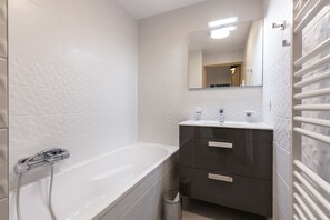 Dupleks | Badeværelse | Bruser, hårtørrer, håndklæder, Toiletpapir