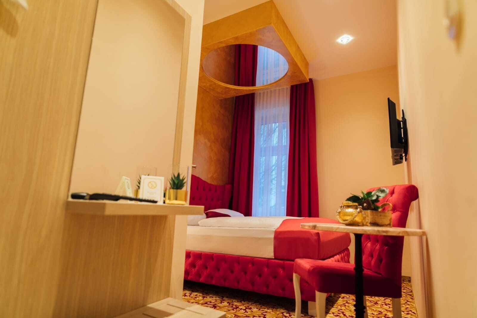 honeymoon deluxe room | soundproofing, free wifi, bed sheets