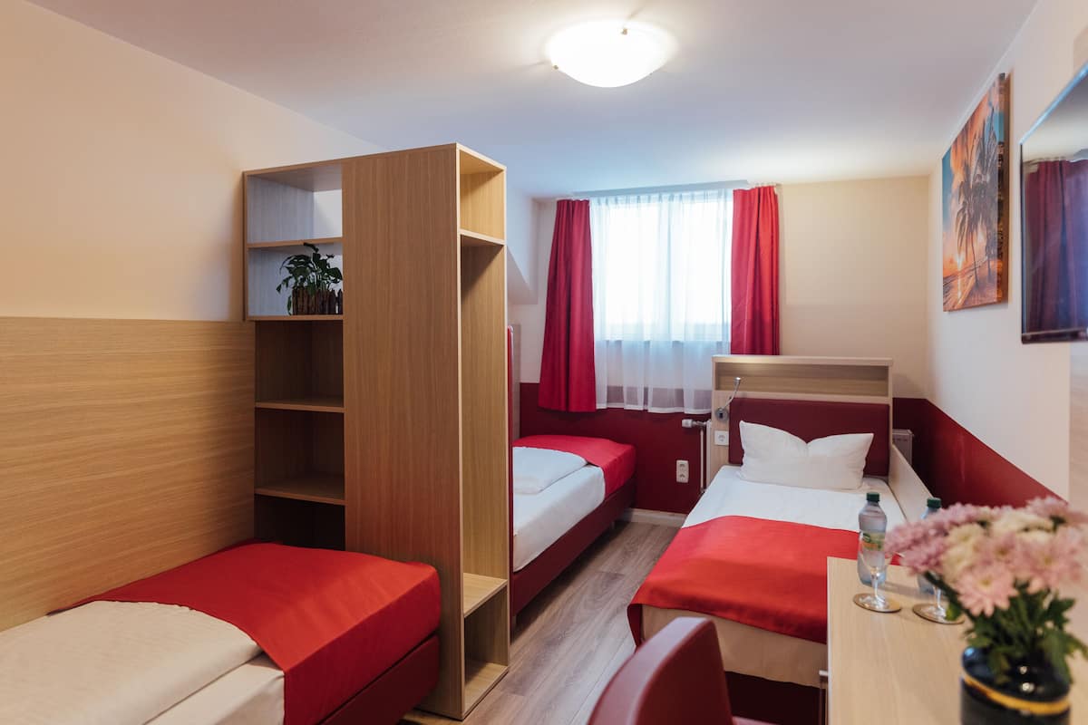 Quarto triplo econômico (Souterrain) | Quartos à prova de som, Wi-Fi de cortesia, roupa de cama
