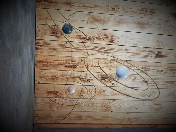 Un mur en bois au design simple et rustique.