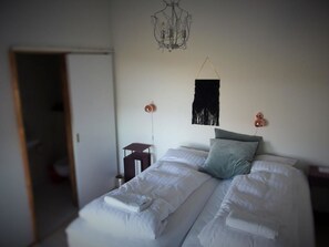 Doppelzimmer | Schreibtisch, Zustellbetten, kostenloses WLAN, Bettwäsche
