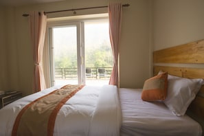 Quarto casal luxo, 1 cama King, vista para a colina | Cofres nos quartos, quartos à prova de som, Wi-Fi de cortesia