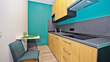 Apartamento estándar | Cocina básica privada | Frigorífico, microondas, placa de cocina y lavavajillas