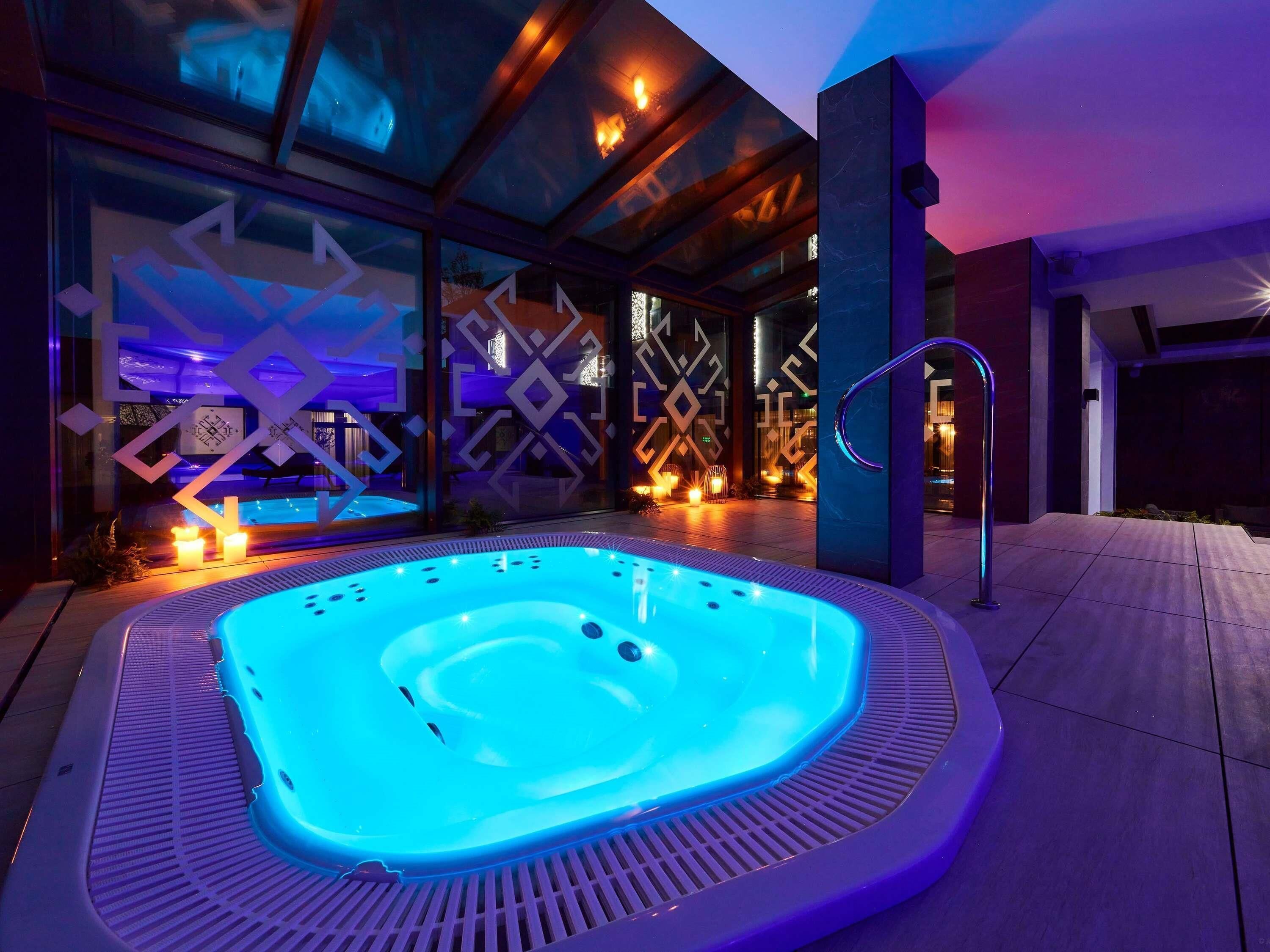 Piscine couverte, cabanons gratuits, chaises longues