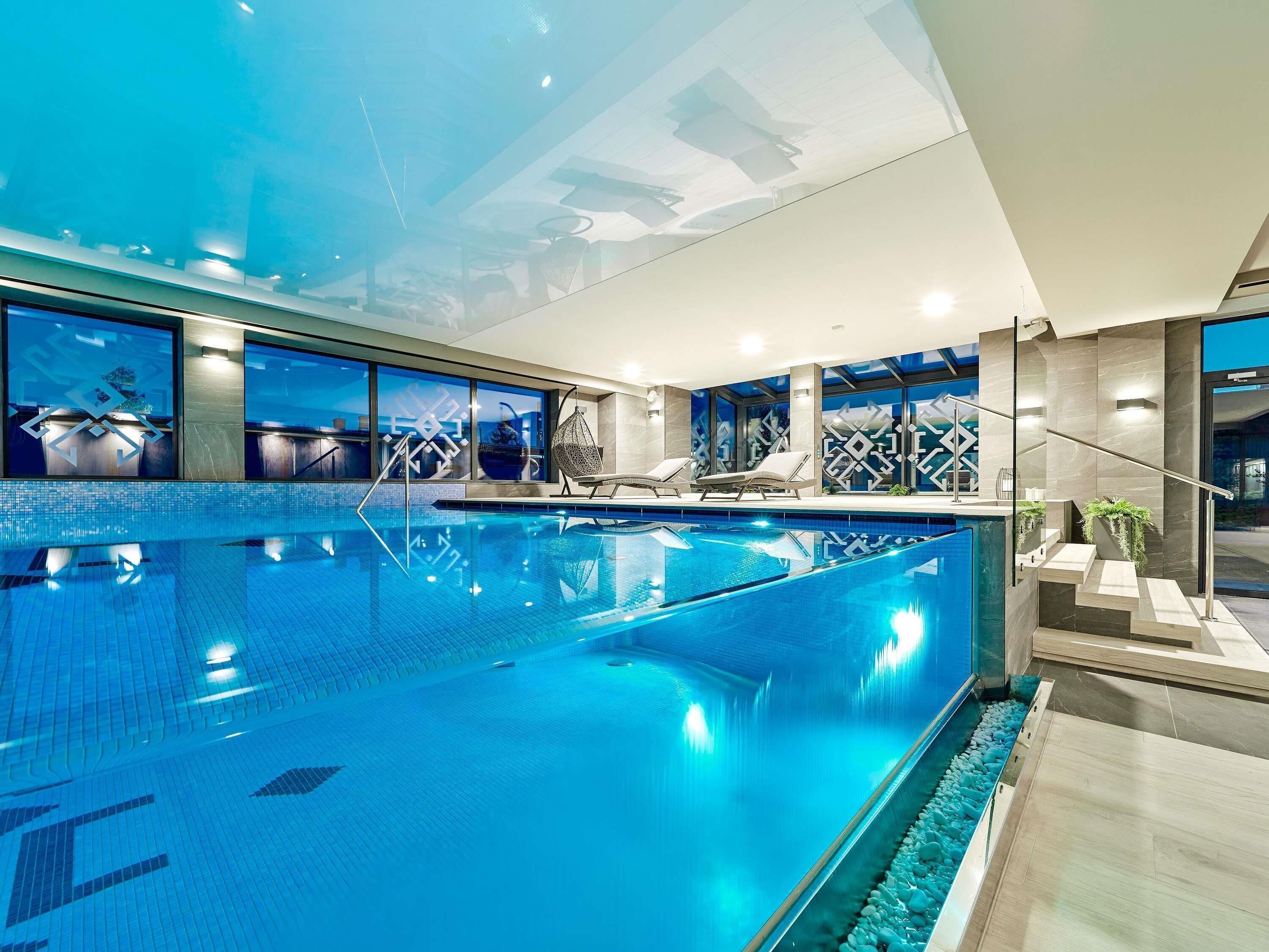 Piscine couverte, cabanons gratuits, chaises longues