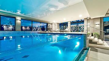 Piscine couverte, cabanons gratuits, chaises longues