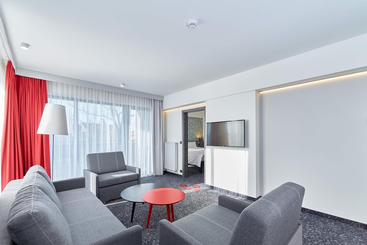Family Room | Hypo-allergenic bedding, desk, blackout drapes, rollaway beds