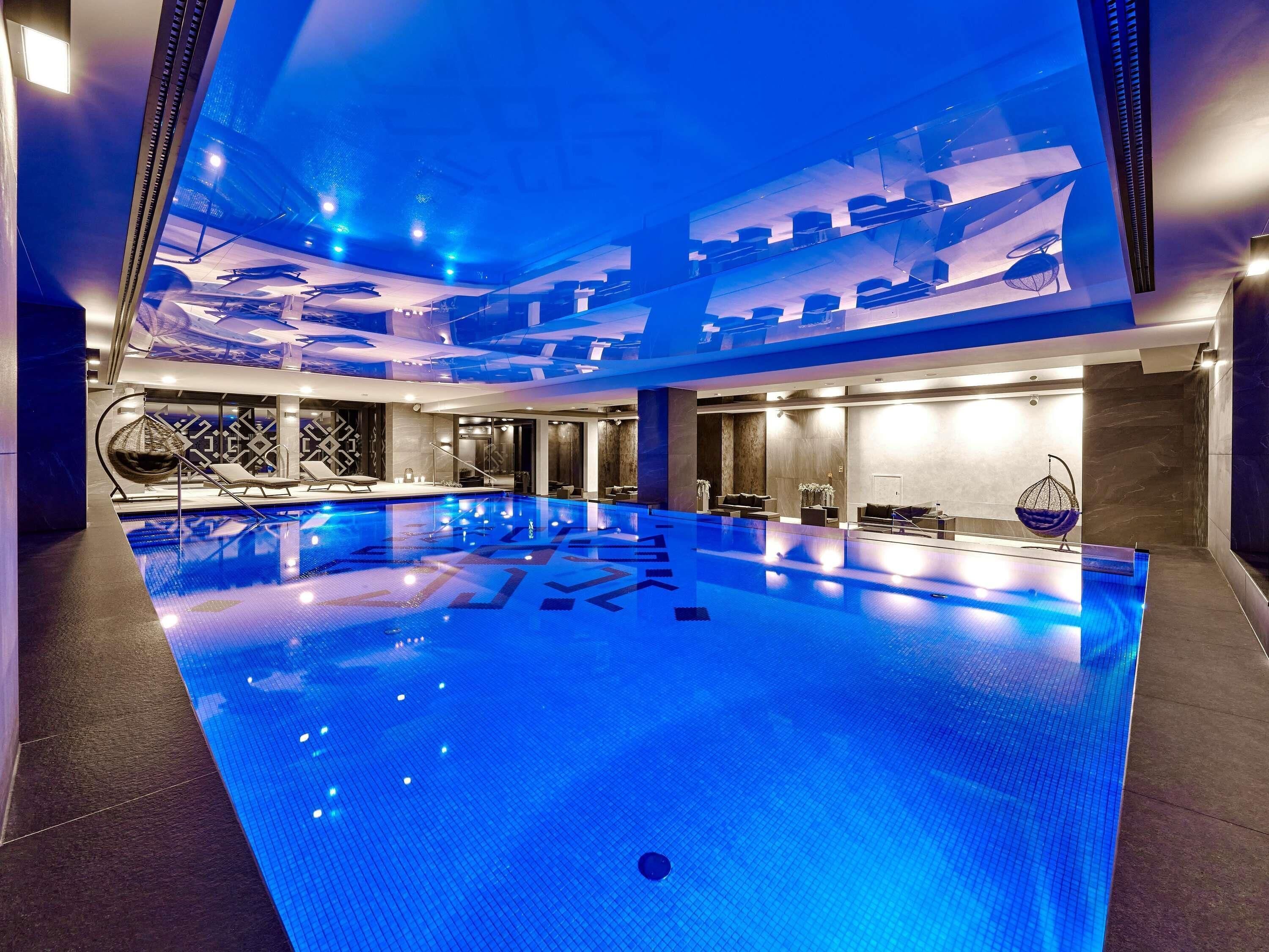 Indendørs pool, åben fra kl. 07.00 til kl. 22.00, gratis hytter