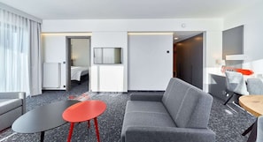 Family Room | Hypo-allergenic bedding, desk, blackout drapes, rollaway beds