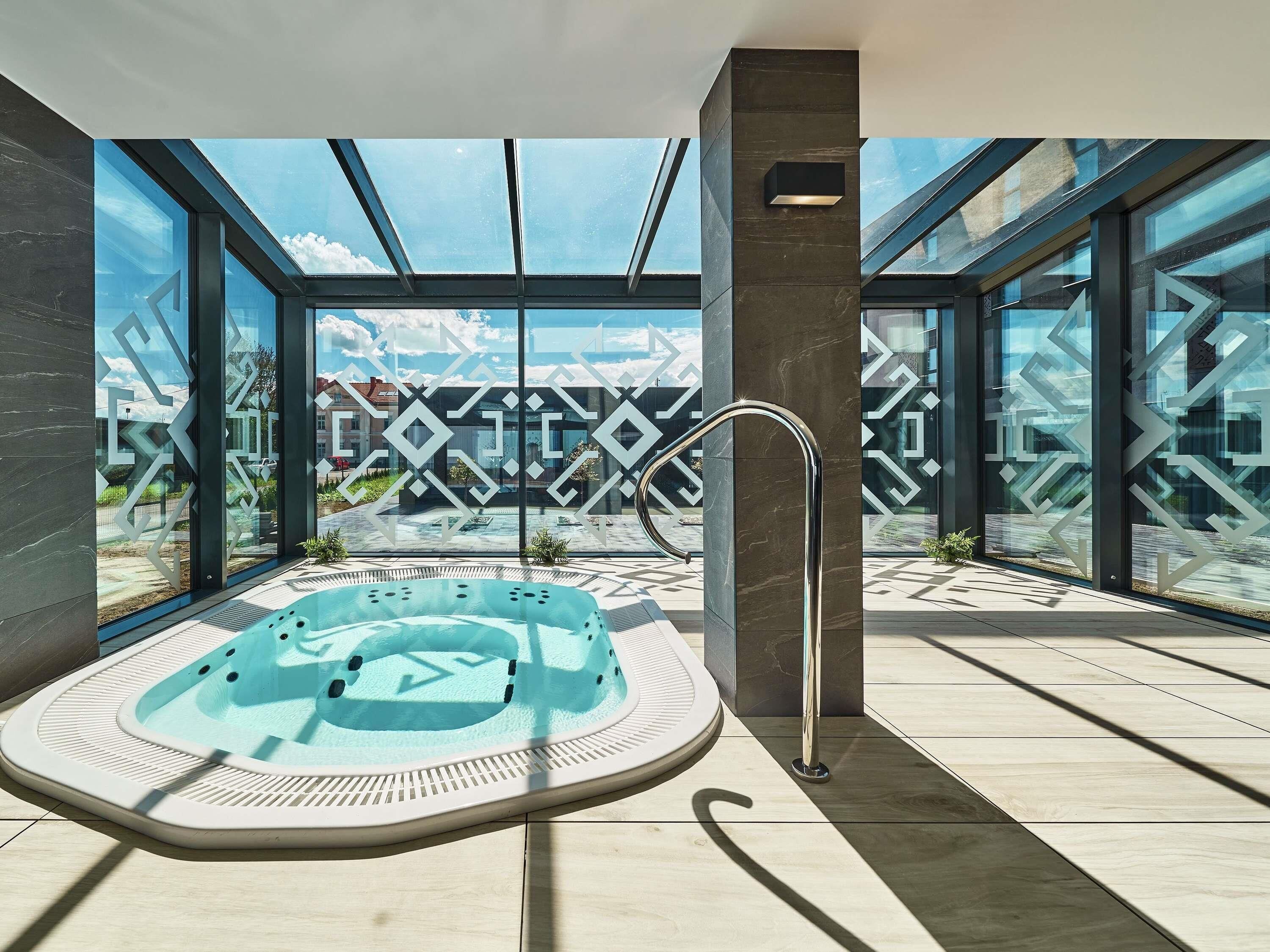 Una piscina techada, camas de piscina gratis