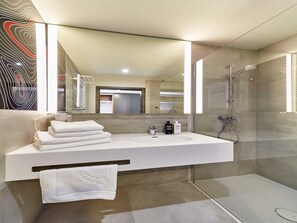 Family Room | Hypo-allergenic bedding, desk, blackout drapes, rollaway beds