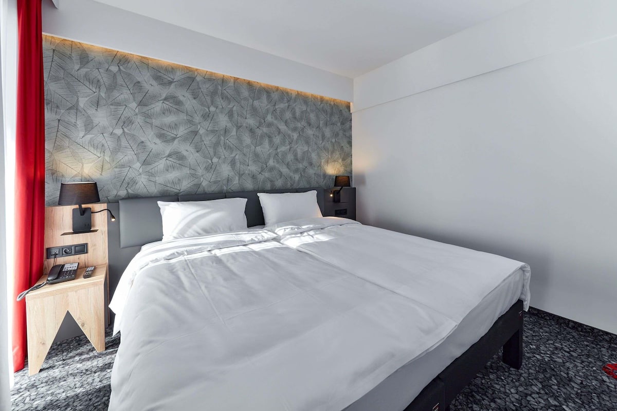 Hypo-allergenic bedding, desk, blackout drapes, free cribs/infant beds